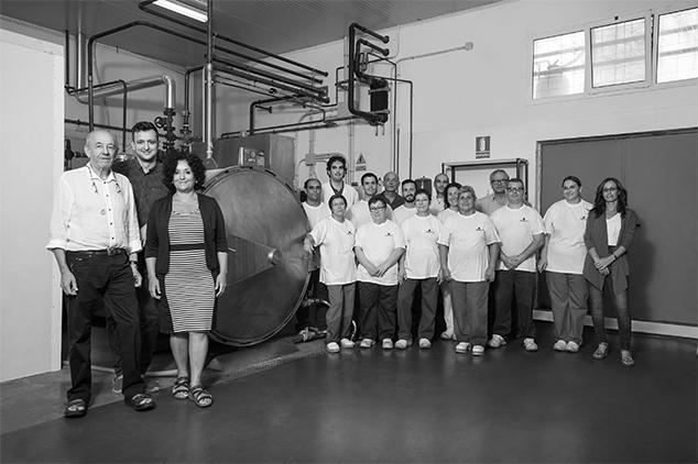 Juan López, Teresa Madurga y su hijo Enoch junto al equipo de Biosurya