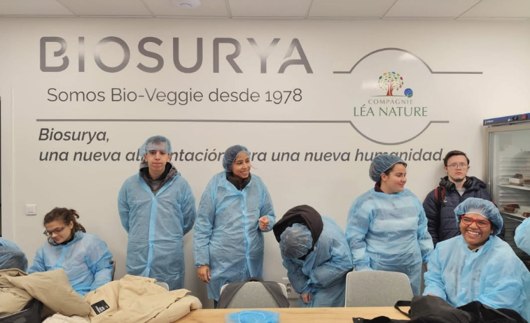 El grupo de USJ DIVERSA en la sala de reuniones de Biosurya